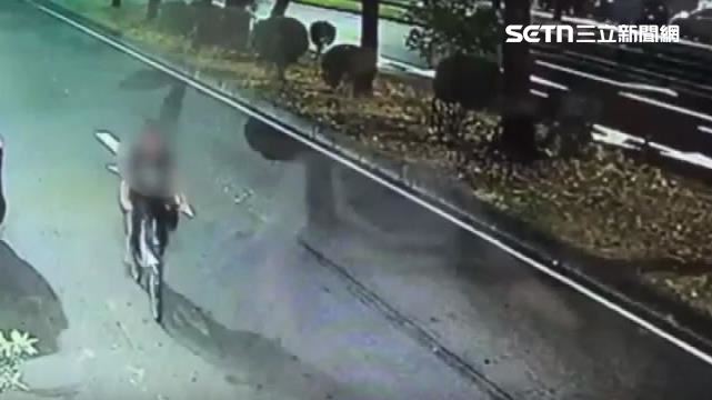 凶嫌半夜騎車在路上亂晃