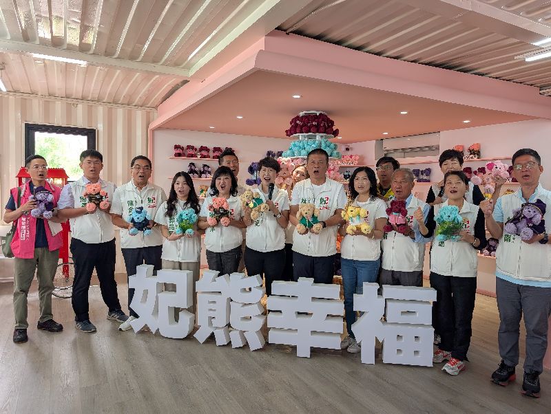 陳亭妃推出「叫我第一名妃妃泰迪熊」,造型多款,讓競選小物成為情感連結。(圖/中央社)