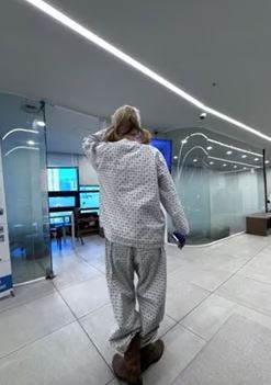 智珉身穿病人服。(圖/翻攝自IG)