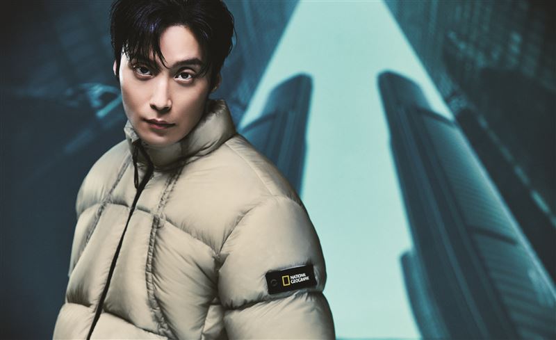 國家地理服飾 PURE-EFFECT 透視立領鴨絨外套 建議售價9980元。(圖/品牌業者提供)