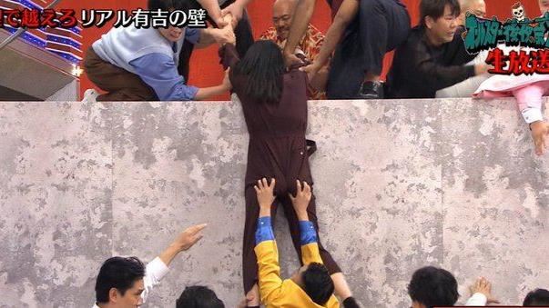 日本女星上綜藝遭揉臀　攀牆被男諧星狂摸