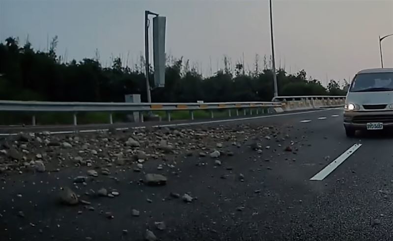 砂石車斗疑故障損壞,導致大量廢棄磚石沿路散落。(圖/翻攝自Threads @dzm.kre.ep.mt)