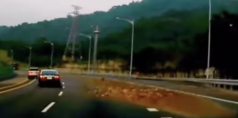 國道砂石車狂瀉廢磚石！10車急「閃身步」