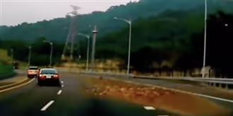 國道砂石車狂瀉廢磚石！10車急「閃身步」