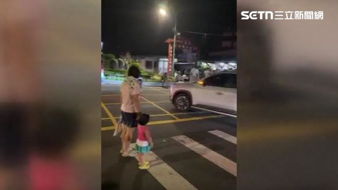 日月潭花火節,民眾要過馬路卻沒有車要禮讓