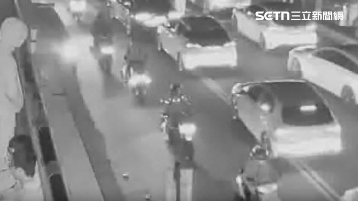 18日凌晨合歡山出現大量車潮