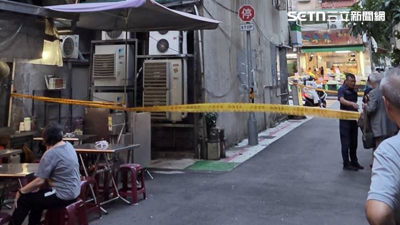 台北市北投區近日再傳磁磚掉落砸傷路人，成為全台近2個月第4起磁磚掉落砸人、砸車事件，戴雲發指出，台灣老屋密布，建築外部充斥招牌、冷氣架、陽台外推及鐵窗等外掛物，都已成為台灣街頭隱藏的空中殺機。（圖／翻攝畫面）