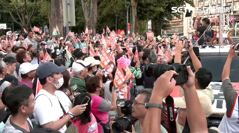 「洋流號」起點五分埔公園人潮,沈伯洋尚未到場,已聚集大批支持者。(圖/翻攝畫面)
