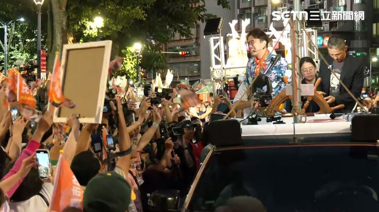 沈伯洋與支持者致意。(圖/翻攝畫面)