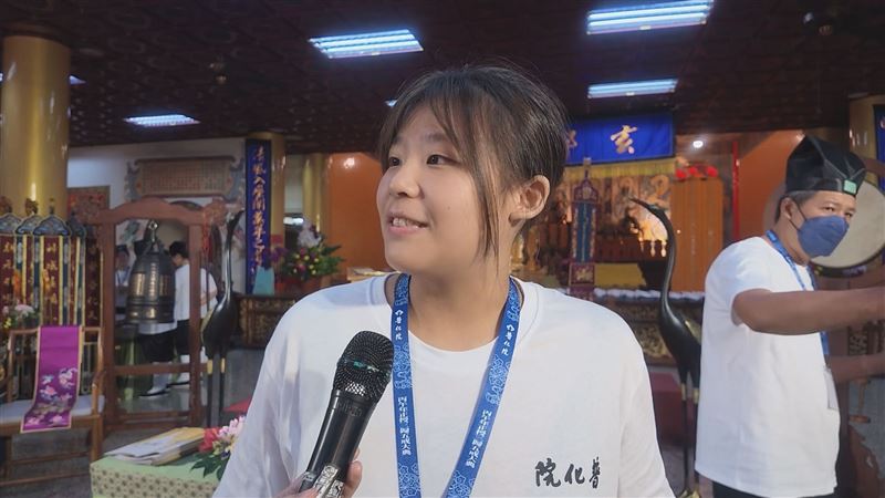 16歲少女蘇宸宣於高雄關帝廟受戒後受訪,坦言持戒前吃素「有點克制不住」,但親近道場後身心受益良多。(圖/高市普化院提供)