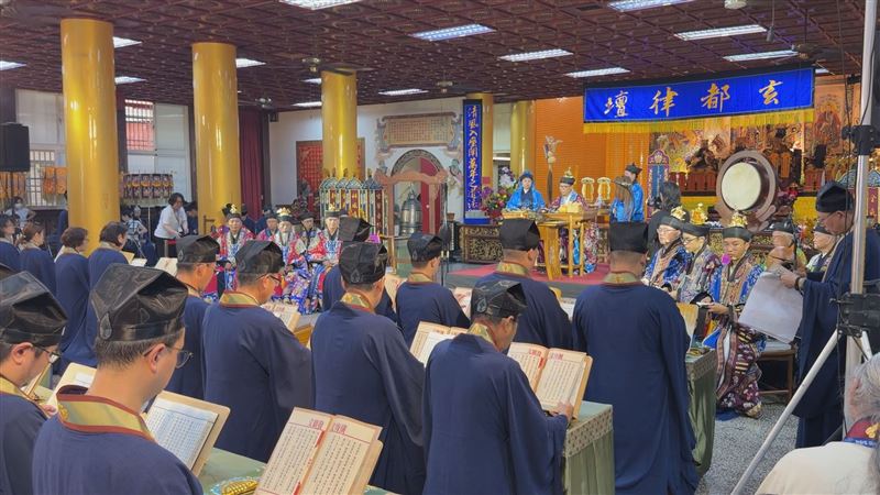 武廟皈依大典！91歲嬤與少女受戒