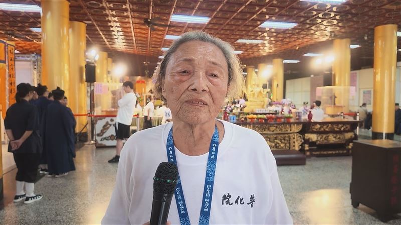 全場最年長、91歲的邱李錦阿嬤專程從苗栗南下高雄武廟受戒,她受訪時神采奕奕地分享,自己是受到孫子蔡道長鼓勵而開始四處參拜、外出行善,並覺得大家一起做功德也讓自己身體更健康。(圖/高市普化院提供)