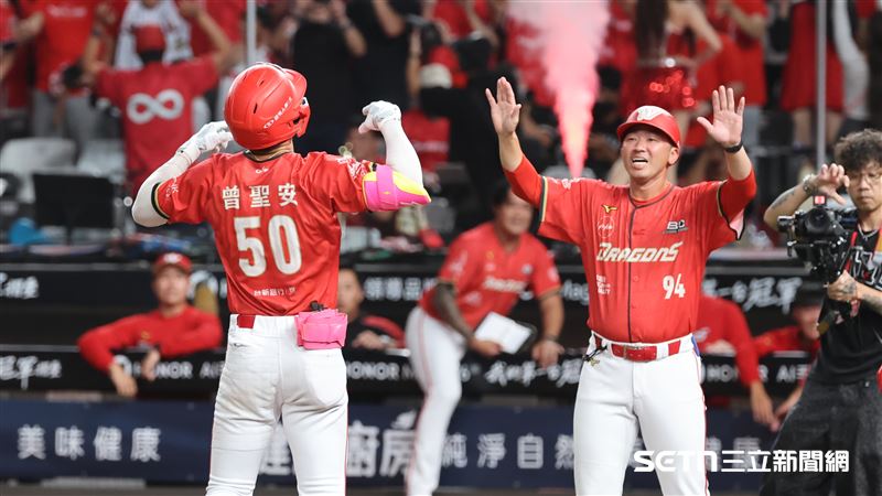 中職37年台灣大賽G2,味全龍右外野手曾聖安炸裂3分砲。(圖/記者劉彥池攝影)