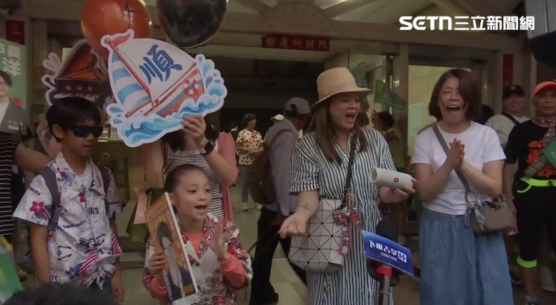 音樂老師帶童歡唱《台北順起來》,迎接沈伯洋。(圖/翻攝畫面)