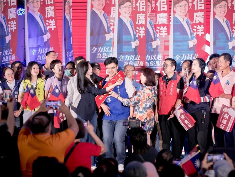佀廣洋母親、立委萬美玲,以及外婆替他披上競選彩帶。(圖/佀廣陽競辦提供)