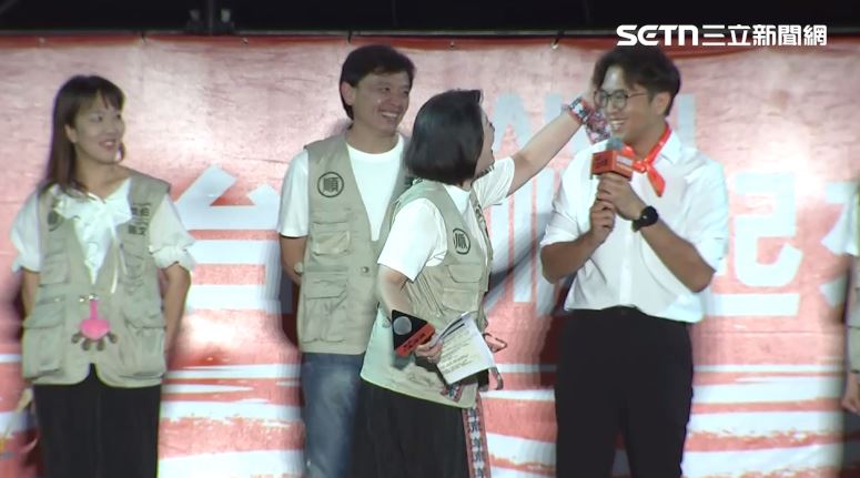 吳思瑤逗趣地拍了沈伯洋的頭。(圖/翻攝畫面)