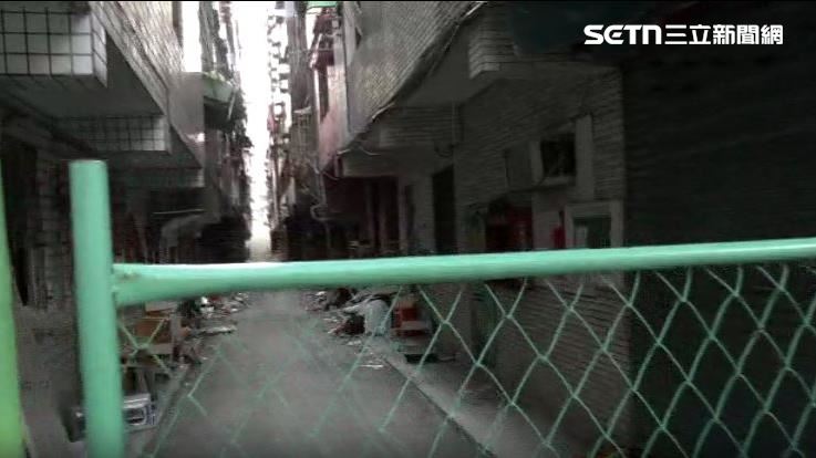即使建商有用圍籬堵住出入口,但還有部分居民物品還沒完全搬離,被闖入行竊