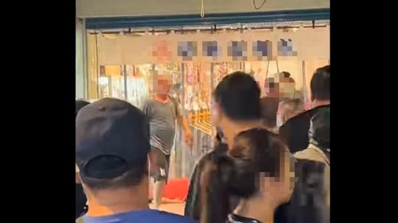 台北市萬華區廣州街「艋舺夜市」，發生打架鬥毆事件，現場為4名男子發生衝突。（圖／翻攝Threads@cos_liao ）