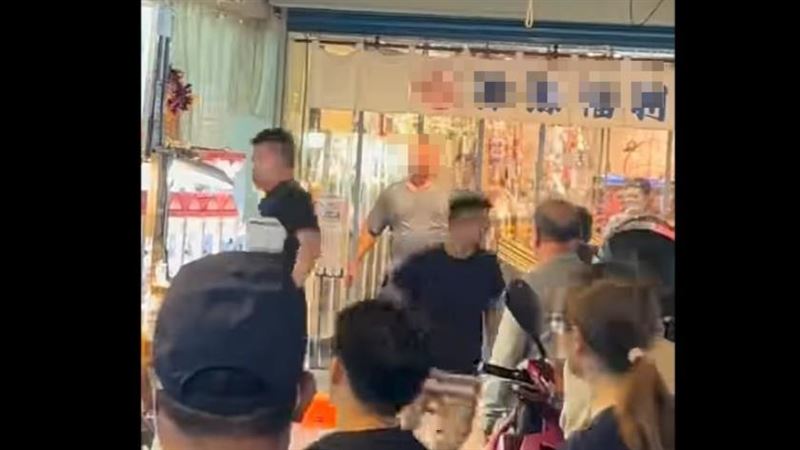 艋舺夜市全武行！4阿伯當街揮棍互毆濺血