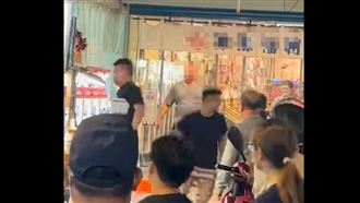 艋舺夜市全武行！4阿伯當街揮棍互毆濺血