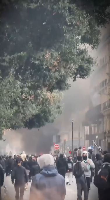 現場爆炸聲不斷，濃煙密布。（圖／翻攝自微博）