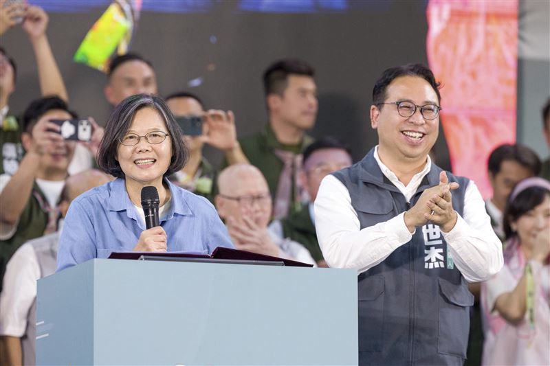 蔡英文推薦她台大法律的學弟黃世杰，請大家幫黃世杰拉票，讓黃世杰服務桃園鄉親。（圖／黃世杰提供）