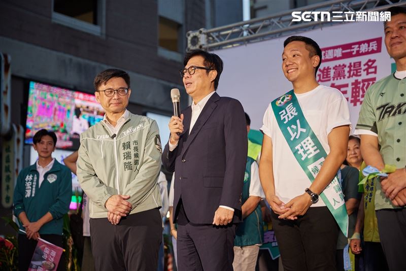 高雄市左營、楠梓區市議員候選人張以理，舉辦競選總部成立大會，現場湧入近千名熱情鄉親。高雄市長陳其邁也親自現身，為左楠「唯一子弟兵」張以理拉抬聲勢，展現團結氣勢。（圖／翻攝畫面）