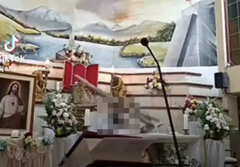 神父被十字架砸死的畫面透過社群平台直播，嚇壞不少教友。（圖／翻攝自X@Geopolitik_2030）