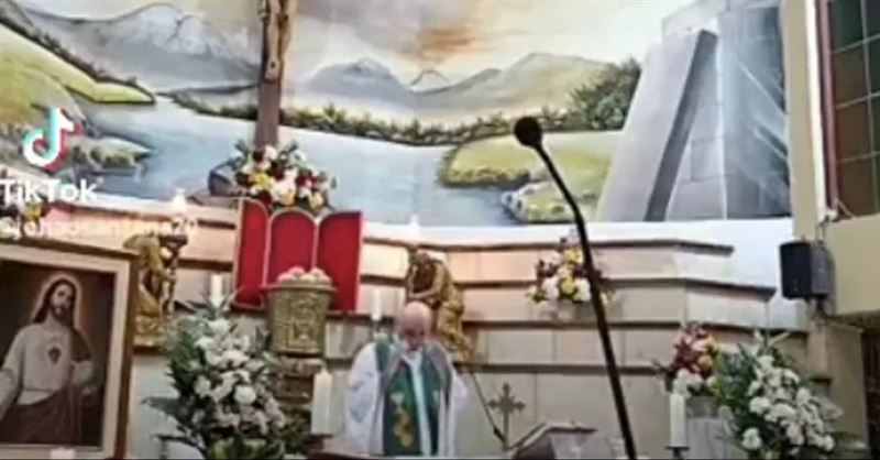 厄瓜多發生一名神父日前做彌撒時，遭到教堂牆面上的大型十字架墜落砸中頭部，送醫搶救不治。（圖／翻攝自X@Geopolitik_2030）