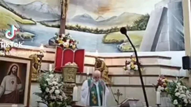 驚悚！神父直播彌撒　突遭巨型十字架砸死