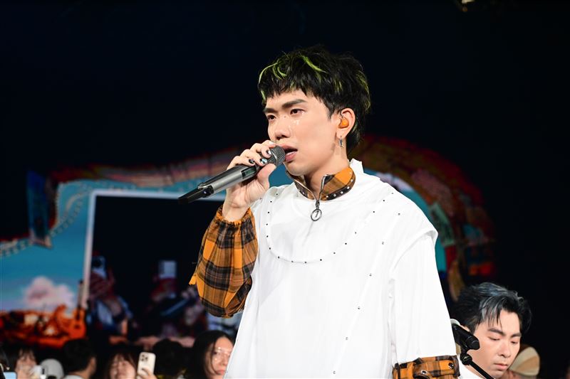 可沛獻唱〈親愛的大地〉淚憶亡父。(圖/何樂音樂提供)