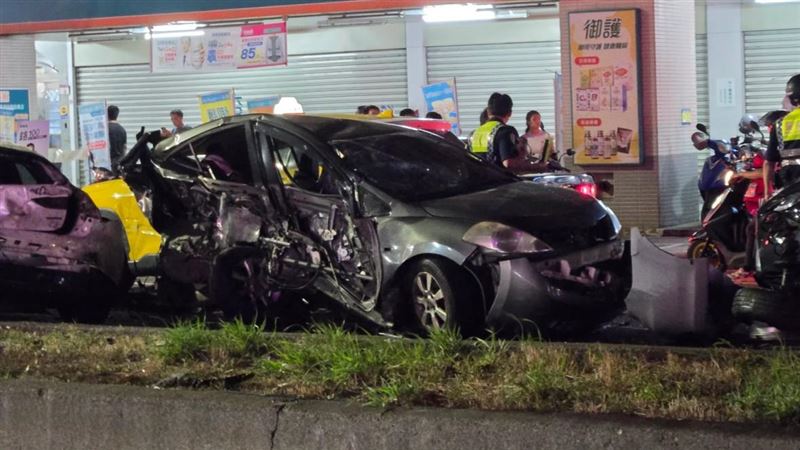 陳男駕駛自小客車,於環北路及環北路與民權路口,先後衝撞8台車輛,現場畫面曝光。(圖/翻攝Threads@_02____19)