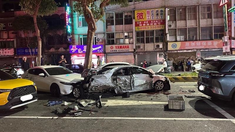 陳男駕駛自小客車,於環北路及環北路與民權路口,先後衝撞8台車輛,現場畫面曝光。(圖/翻攝Threads@blue840429)