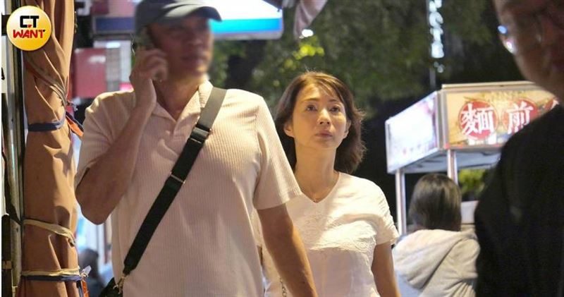 藝人溫翠蘋日前被目擊與1名高大男子外出約會,2人不僅互動親密,更當街十指緊扣,宛如熱戀中的情侶