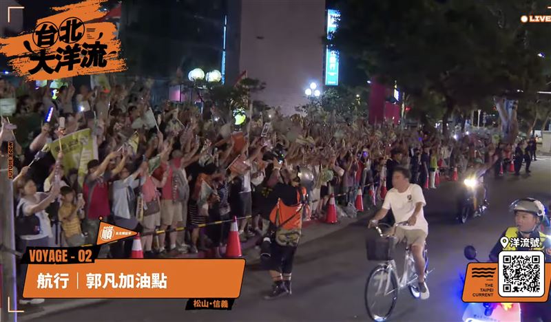 沈伯洋車掃行經民生社區、圓環附近,路邊滿滿人潮。(圖/翻攝自沈伯洋YouTube)