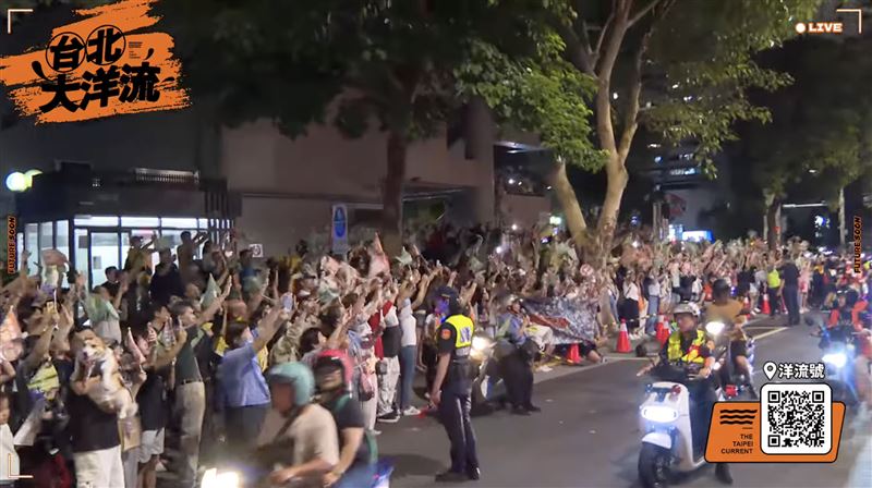 沈伯洋車掃行經民生社區、圓環附近,路邊滿滿人潮。(圖/翻攝自沈伯洋YouTube)
