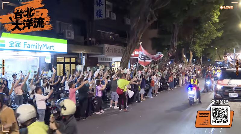 沈伯洋車掃行經民生社區、圓環附近,路邊滿滿人潮。(圖/翻攝自沈伯洋YouTube)