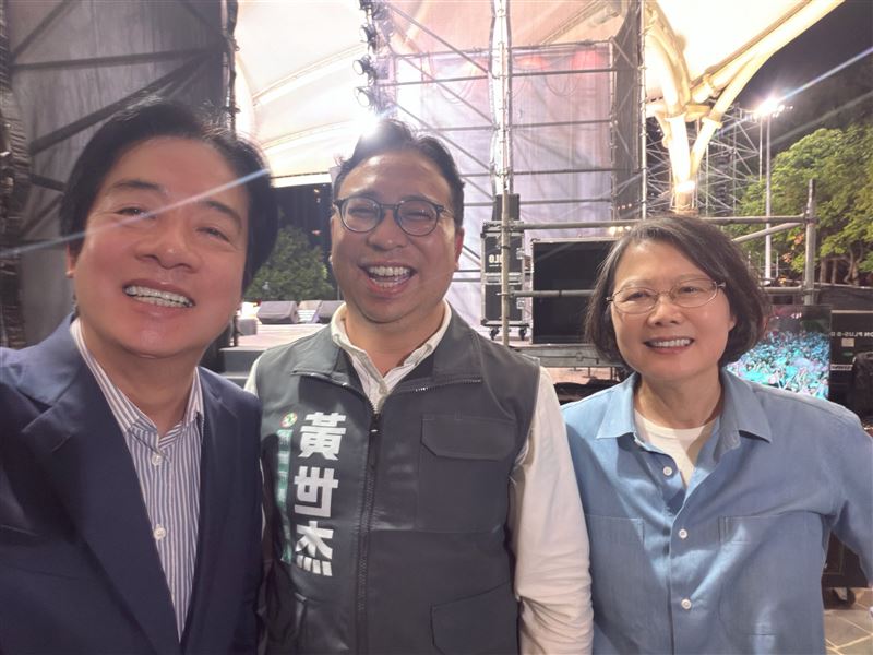 蔡英文曬出由賴總統掌鏡的成果照。(圖/翻攝自蔡英文Threads)