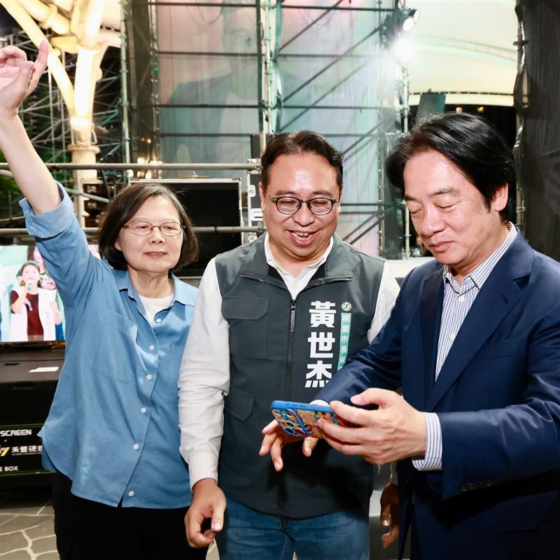 蔡英文曬出和黃世杰、賴清德的自拍過程,互動笑翻廣大網友。(圖/翻攝自蔡英文Threads)