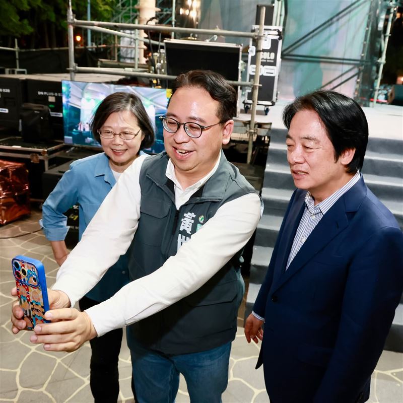 蔡英文曬出和黃世杰、賴清德的自拍過程,互動笑翻廣大網友。(圖/翻攝自蔡英文Threads)