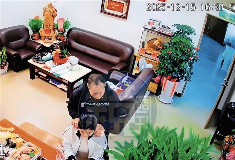 2025年12月15日16：30，林勝東去年底曾在自治會辦公室幫洪佳君按摩肩頸，舉止親密。（讀者提供）