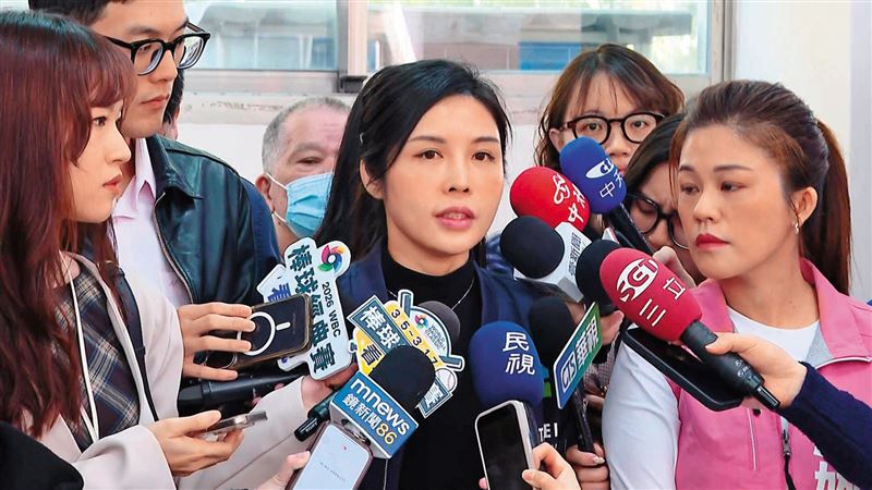 洪佳君（中）在議員洪婉臻（右）陪同下受訪，泣訴遭性騷。（圖／鏡新聞提供）