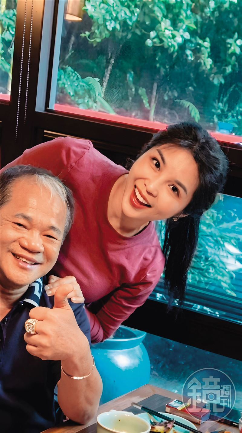 台北市萬華區華江里長洪佳君（右）與環南市場自治會長林勝東（左）常私約吃飯，留下親暱合照。（圖／讀者提供）