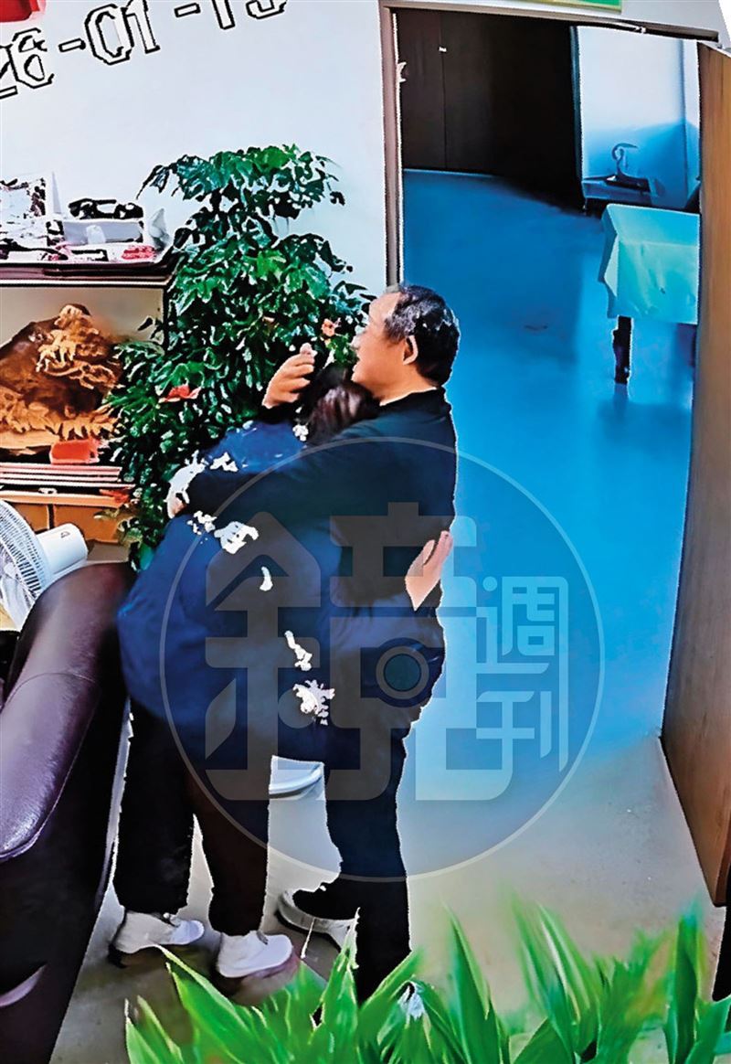 2026年1月13日16：00，今年1月，洪佳君與林勝東在自治會辦公室相擁，互動曖昧。（圖／讀者提供）