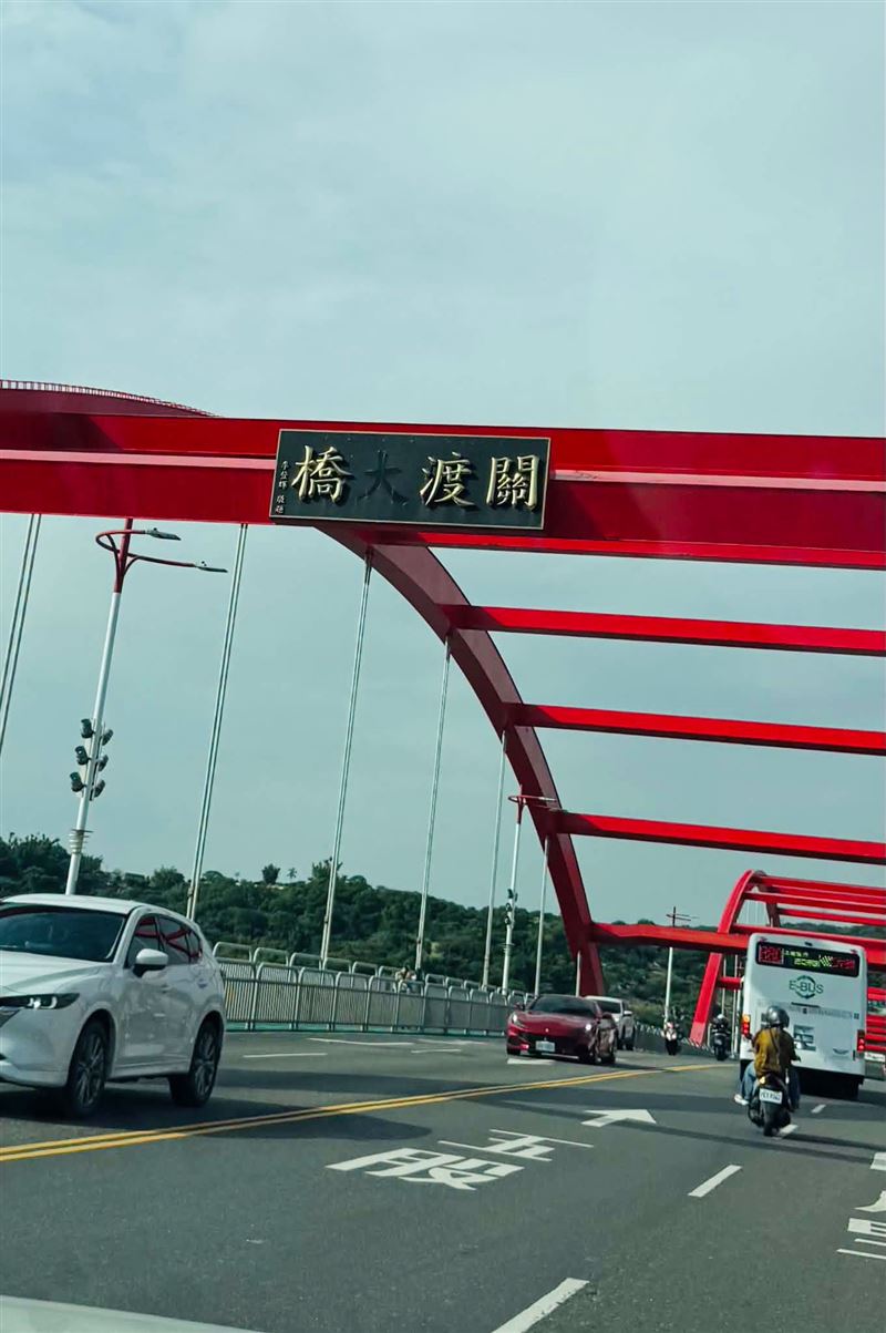 洪孟楷說明，經過關渡大橋的鄉親，眼尖一點應該都有發現，匾額上的「大」字不見了！（圖／翻攝自洪孟楷臉書）