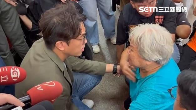 下跪沈伯洋遭疑臨演！阿嬤真實身分曝光
