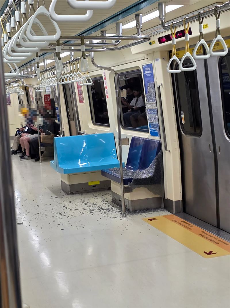 中和新蘆線車廂內的屏風玻璃遭手推車撞擊碎裂。(圖/翻攝自threads@james.1997_0324)