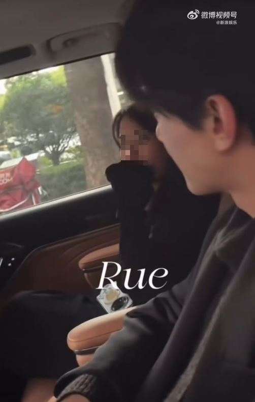 鄧凱(右)遭私生飯偷拍車內與女子同框畫面,女方發現鏡頭後隨即伸手遮臉以避開拍攝。(圖/翻攝自微博 @新浪娱乐)