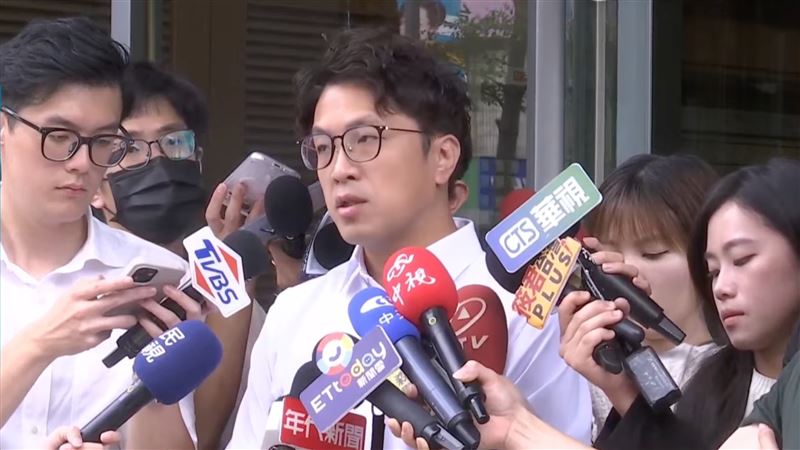 藍議員酸社子島阿嬤領高薪　沈伯洋罕動怒