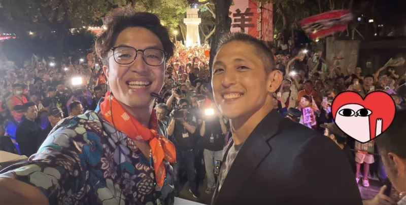 沈伯洋曬出和吳怡農合照，用愛心圖示遮住後方小朋友。（圖／翻攝自Threads）